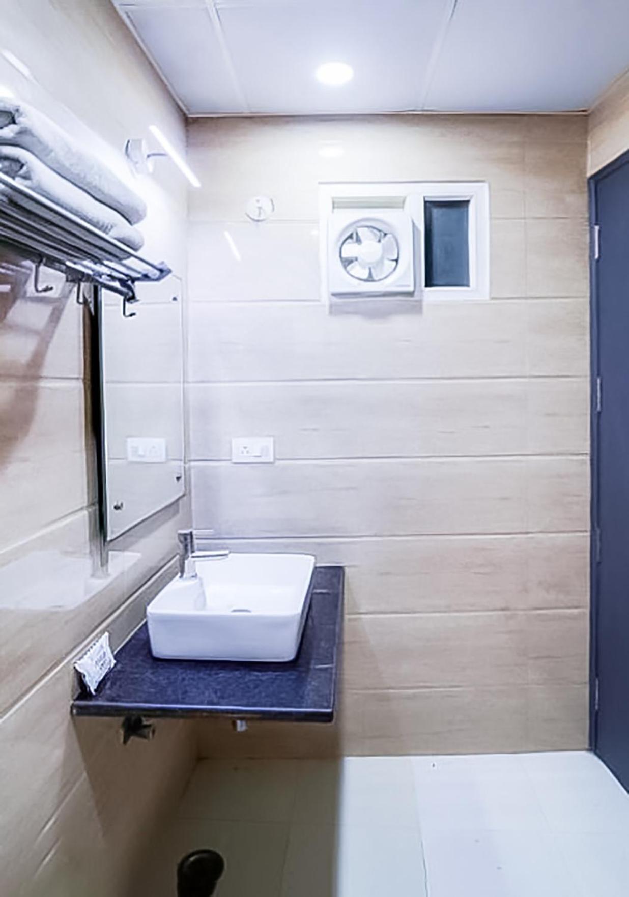 Family Rooms Inn - Shalimarbagh New Delhi Exteriör bild
